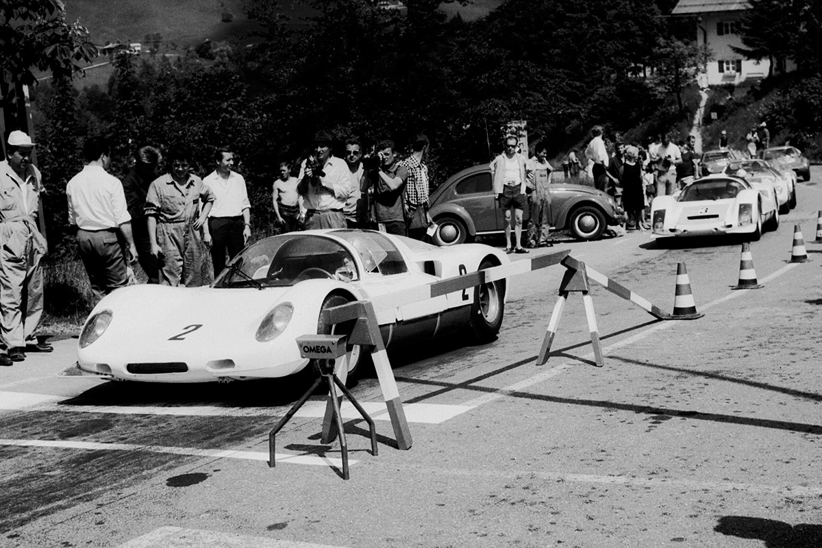 ROSSFELD 2016 | Gerhard Mitter am Start des Roßfeldrennens 1966 im Porsche 906 Ollon Villars Coupé © Archiv Porsche Museum